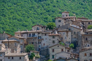 Scanno, Abruzzo. Scanno, Abruzzo 'nun L' Aquila iline bağlı 1782 nüfuslu bir İtalyan şehridir. Marsican Dağları 'nın çevresindeki belediye binası..