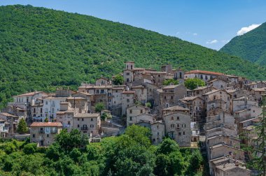 Scanno, Abruzzo. Scanno, Abruzzo 'nun L' Aquila iline bağlı 1782 nüfuslu bir İtalyan şehridir. Marsican Dağları 'nın çevresindeki belediye binası..