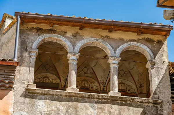 Scanno, Abruzzo. Scanno, Abruzzo 'nun L' Aquila iline bağlı 1782 nüfuslu bir İtalyan şehridir. Marsican Dağları 'nın çevresindeki belediye binası.