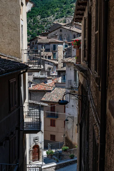 Scanno, Abruzzo. Scanno, Abruzzo 'nun L' Aquila iline bağlı 1782 nüfuslu bir İtalyan şehridir. Marsican Dağları 'nın çevresindeki belediye binası.