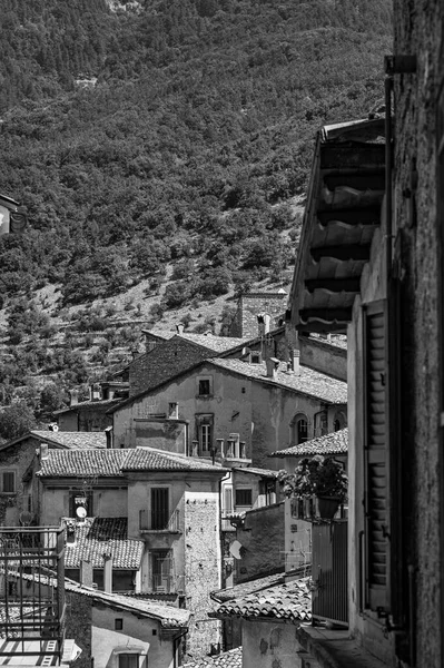 スキャンノ アブルッツォ スキャンノは アブルッツォにあるラクイラ県に住むイタリア人1782人の町です 火星の山々に囲まれた自治体エリア — ストック写真