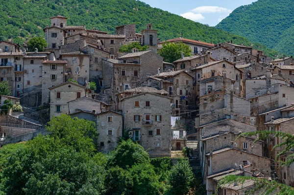 Scanno, Abruzzo. Scanno, Abruzzo 'nun L' Aquila iline bağlı 1782 nüfuslu bir İtalyan şehridir. Marsican Dağları 'nın çevresindeki belediye binası.
