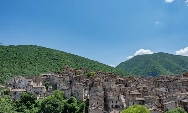 Scanno, Abruzzo. Scanno, Abruzzo 'nun L' Aquila iline bağlı 1782 nüfuslu bir İtalyan şehridir. Marsican Dağları 'nın çevresindeki belediye binası..