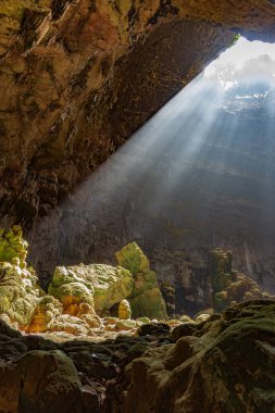 Castellana Mağaraları, Puglia, İtalya. Murge 'nin güneydoğusundaki kasabadan iki kilometreden daha az mesafede 330 metreye çıkıyorlar. Kretase 'nin üst kısmında kireçtaşı platoları oluştu.