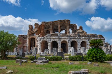 Campanian Amfitiyatrosu, Santa Maria Capua Vetere şehrinde bulunan ve antik Capua ile çakışan Roma amfitiyatrosudur.