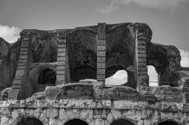 Campanian Amfitiyatrosu, Santa Maria Capua Vetere şehrinde bulunan ve antik Capua ile çakışan Roma amfitiyatrosudur.