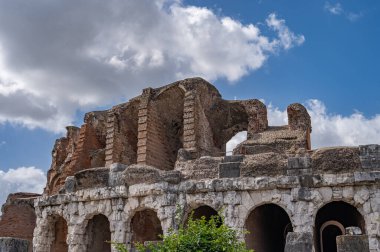 Campanian Amfitiyatrosu, Santa Maria Capua Vetere şehrinde bulunan ve antik Capua ile çakışan Roma amfitiyatrosudur.
