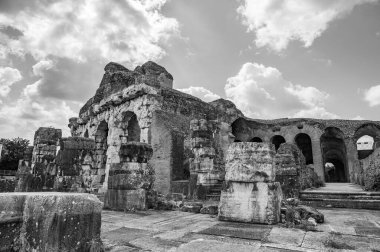 Campanian Amfitiyatrosu, Santa Maria Capua Vetere şehrinde bulunan ve antik Capua ile çakışan Roma amfitiyatrosudur.