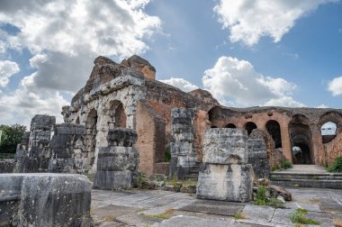 Campanian Amfitiyatrosu, Santa Maria Capua Vetere şehrinde bulunan ve antik Capua ile çakışan Roma amfitiyatrosudur.