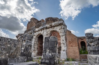Campanian Amfitiyatrosu, Santa Maria Capua Vetere şehrinde bulunan ve antik Capua ile çakışan Roma amfitiyatrosudur.