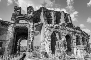 Campanian Amfitiyatrosu, Santa Maria Capua Vetere şehrinde bulunan ve antik Capua ile çakışan Roma amfitiyatrosudur.