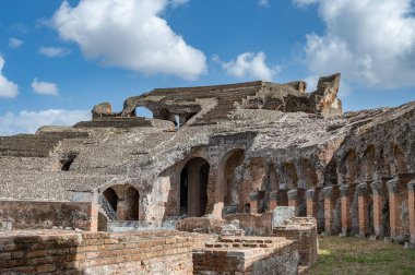 Campanian Amfitiyatrosu, Santa Maria Capua Vetere şehrinde bulunan ve antik Capua ile çakışan Roma amfitiyatrosudur.