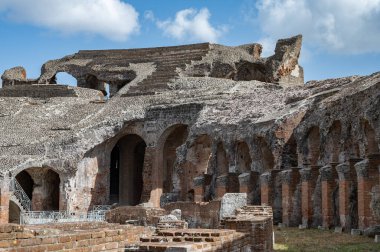 Campanian Amfitiyatrosu, Santa Maria Capua Vetere şehrinde bulunan ve antik Capua ile çakışan Roma amfitiyatrosudur.