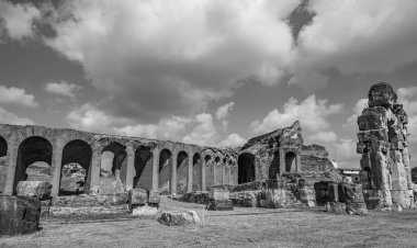 Campanian Amfitiyatrosu, Santa Maria Capua Vetere şehrinde bulunan ve antik Capua ile çakışan Roma amfitiyatrosudur.