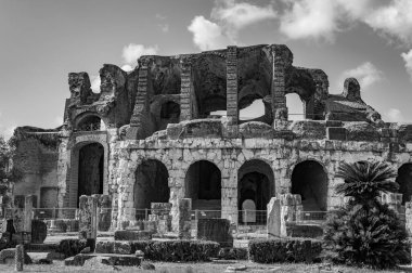 Campanian Amfitiyatrosu, Santa Maria Capua Vetere şehrinde bulunan ve antik Capua ile çakışan Roma amfitiyatrosudur.