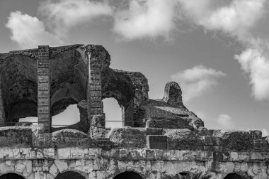 Campanian Amfitiyatrosu, Santa Maria Capua Vetere şehrinde bulunan ve antik Capua ile çakışan Roma amfitiyatrosudur.