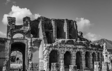 Campanian Amfitiyatrosu, Santa Maria Capua Vetere şehrinde bulunan ve antik Capua ile çakışan Roma amfitiyatrosudur.