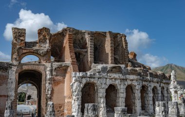 Campanian Amfitiyatrosu, Santa Maria Capua Vetere şehrinde bulunan ve antik Capua ile çakışan Roma amfitiyatrosudur.