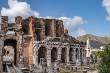 Campanian Amfitiyatrosu, Santa Maria Capua Vetere şehrinde bulunan ve antik Capua ile çakışan Roma amfitiyatrosudur.