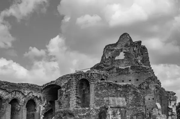 Campanian Amfitiyatrosu, Santa Maria Capua Vetere şehrinde bulunan ve antik Capua ile çakışan Roma amfitiyatrosudur.