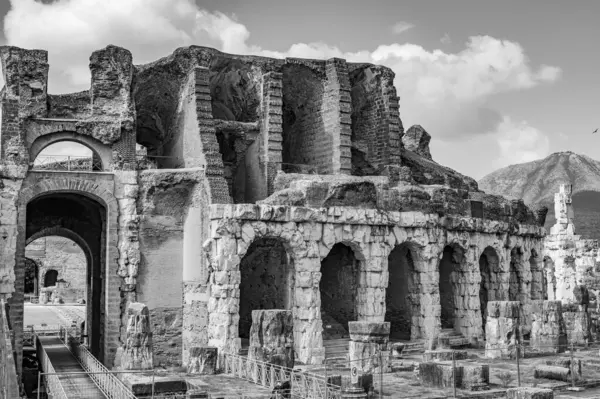 Campanian Amfitiyatrosu, Santa Maria Capua Vetere şehrinde bulunan ve antik Capua ile çakışan Roma amfitiyatrosudur.