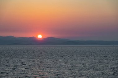Adriyatik Denizi. Hırvatistan kıyılarında muhteşem bir güneşin doğuşunun güzel fotoğrafları