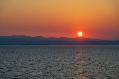 Adriyatik Denizi. Hırvatistan kıyılarında muhteşem bir güneşin doğuşunun güzel fotoğrafları