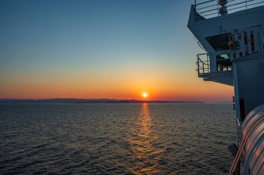 Adriyatik Denizi. Hırvatistan kıyılarında muhteşem bir güneşin doğuşunun güzel fotoğrafları