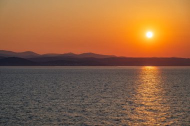 Adriyatik Denizi. Hırvatistan kıyılarında muhteşem bir güneşin doğuşunun güzel fotoğrafları