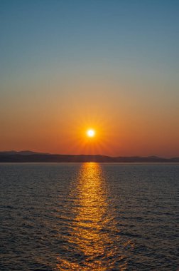 Adriyatik Denizi. Hırvatistan kıyılarında muhteşem bir güneşin doğuşunun güzel fotoğrafları