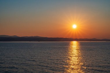 Adriyatik Denizi. Hırvatistan kıyılarında muhteşem bir güneşin doğuşunun güzel fotoğrafları