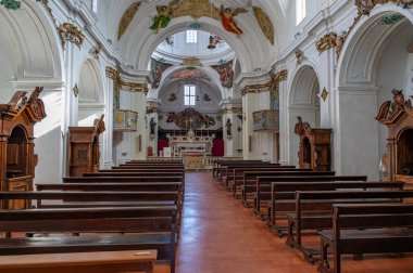 Tarihi 14. yüzyıla dayanan bir ulusal anıt olarak kabul edilir ve kendine özgü bir Gotik portala sahiptir. Güzel, gerçekten büyüleyici bir gül penceresi vardır..