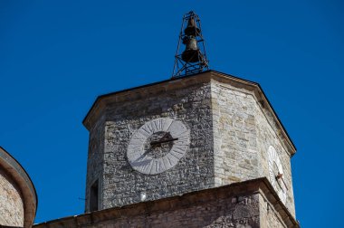 Tarihi 14. yüzyıla dayanan bir ulusal anıt olarak kabul edilir ve kendine özgü bir Gotik portala sahiptir. Güzel, gerçekten büyüleyici bir gül penceresi vardır..