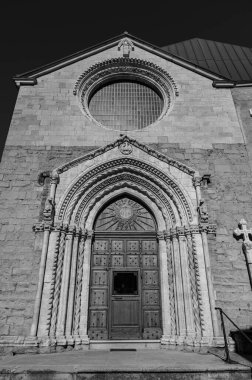 Agnone 'daki Sant' Emidio Kilisesi, on dördüncü yüzyılın Agnonez heykel sanatının görkemli bir ifadesidir.