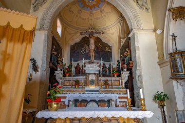 Agnone 'daki Sant' Emidio Kilisesi, on dördüncü yüzyılın Agnonez heykel sanatının görkemli bir ifadesidir.