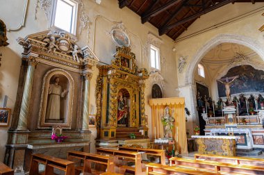 Agnone 'daki Sant' Emidio Kilisesi, on dördüncü yüzyılın Agnonez heykel sanatının görkemli bir ifadesidir.