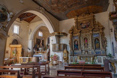 Agnone 'daki Sant' Emidio Kilisesi, on dördüncü yüzyılın Agnonez heykel sanatının görkemli bir ifadesidir.