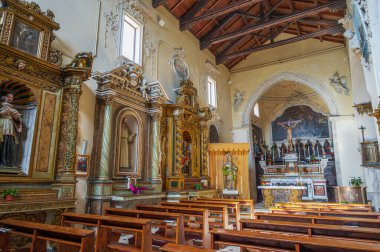 Agnone 'daki Sant' Emidio Kilisesi, on dördüncü yüzyılın Agnonez heykel sanatının görkemli bir ifadesidir.