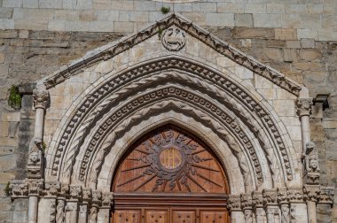 Agnone 'daki Sant' Emidio Kilisesi, on dördüncü yüzyılın Agnonez heykel sanatının görkemli bir ifadesidir.