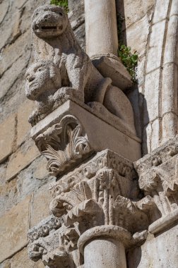 Agnone 'daki Sant' Emidio Kilisesi, on dördüncü yüzyılın Agnonez heykel sanatının görkemli bir ifadesidir.