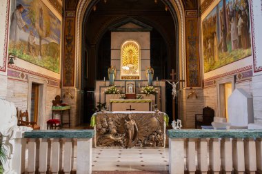 Madonna dello Splendore tapınağı Giulianova 'da bir tarikat binasıdır, manastır, mucizevi çeşme ve Görkemli Sanat Müzesi ve 