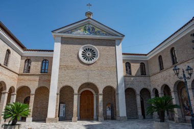 Madonna dello Splendore tapınağı Giulianova 'da bir tarikat binasıdır, manastır, mucizevi çeşme ve Görkemli Sanat Müzesi ve 