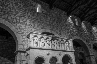 Çam ağaçlarıyla çevrili, Roma zamanında yaşamış bir bölgede, Aziz M. di Canneto manastırı bir zeytin koruluğunun ortasında izole bir şekilde yükselir..