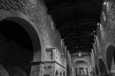 Çam ağaçlarıyla çevrili, Roma zamanında yaşamış bir bölgede, Aziz M. di Canneto manastırı bir zeytin koruluğunun ortasında izole bir şekilde yükselir..