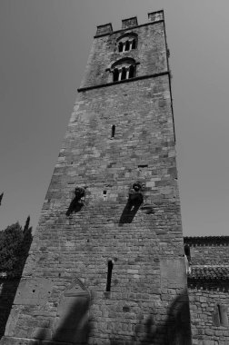 Çam ağaçlarıyla çevrili, Roma zamanında yaşamış bir bölgede, Aziz M. di Canneto manastırı bir zeytin koruluğunun ortasında izole bir şekilde yükselir..
