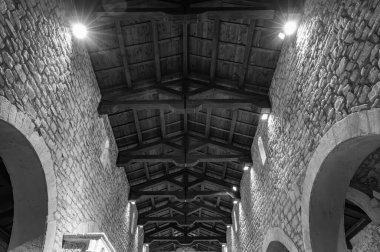 Çam ağaçlarıyla çevrili, Roma zamanında yaşamış bir bölgede, Aziz M. di Canneto manastırı bir zeytin koruluğunun ortasında izole bir şekilde yükselir..