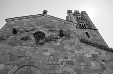 Çam ağaçlarıyla çevrili, Roma zamanında yaşamış bir bölgede, Aziz M. di Canneto manastırı bir zeytin koruluğunun ortasında izole bir şekilde yükselir..