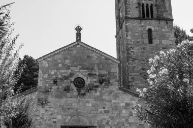 Çam ağaçlarıyla çevrili, Roma zamanında yaşamış bir bölgede, Aziz M. di Canneto manastırı bir zeytin koruluğunun ortasında izole bir şekilde yükselir..