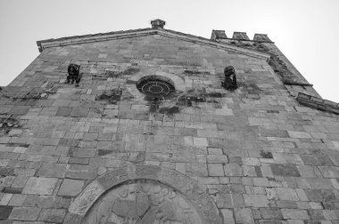Çam ağaçlarıyla çevrili, Roma zamanında yaşamış bir bölgede, Aziz M. di Canneto manastırı bir zeytin koruluğunun ortasında izole bir şekilde yükselir..