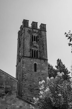 Çam ağaçlarıyla çevrili, Roma zamanında yaşamış bir bölgede, Aziz M. di Canneto manastırı bir zeytin koruluğunun ortasında izole bir şekilde yükselir..